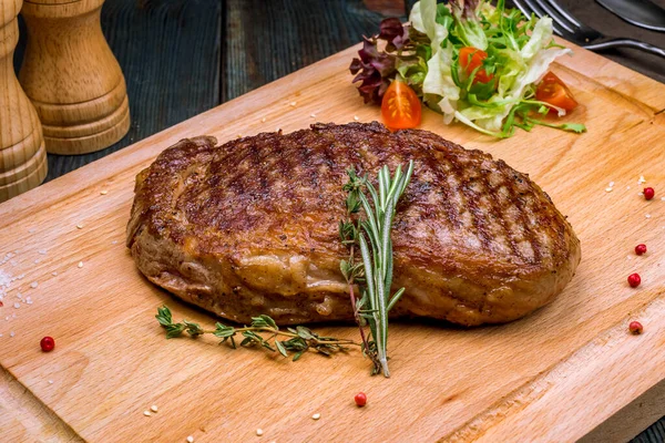 Jugosa Striploin Steak Vista Cerca — Foto de Stock