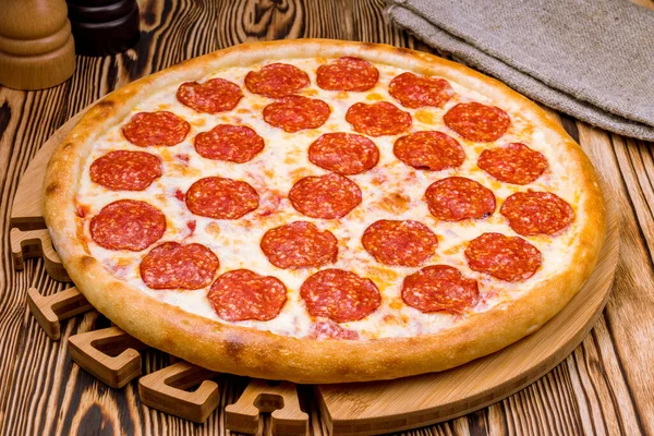 Pepperoni Pizza Auf Teller — Stockfoto