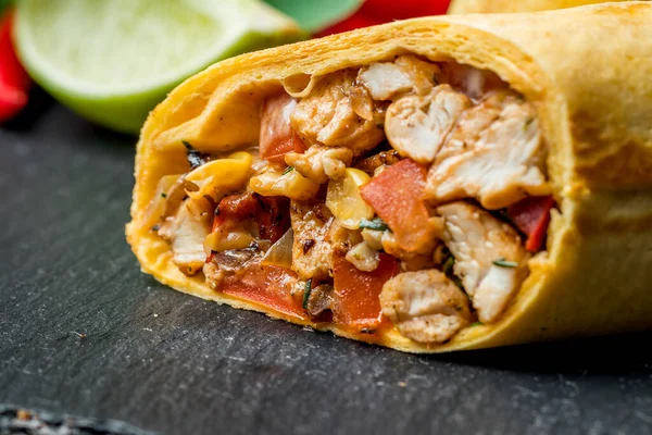 Mexická Kuřecí Burrito Zblízka Pohled — Stock fotografie