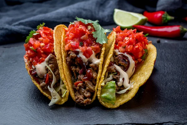 Biftek ve salsa soslu Meksika tacoları.