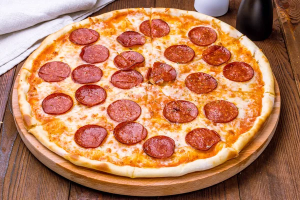 Pepperoni Pizza Auf Teller — Stockfoto