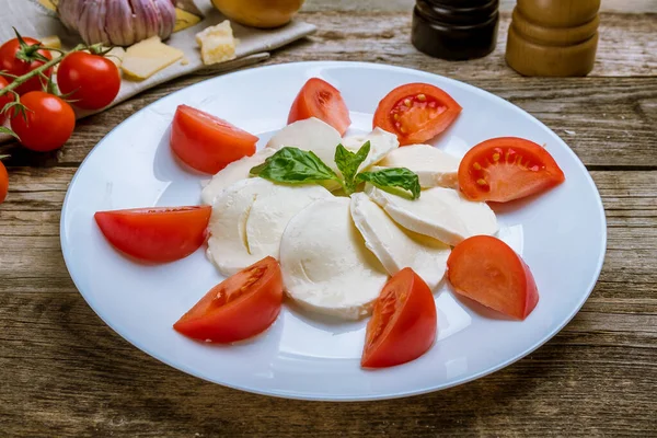 Caprese Salat Mit Mozzarella Und Tomaten — Stockfoto