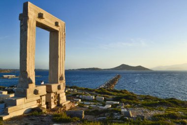 Ege Denizi önünde Naxos Adası Portara Anıtı