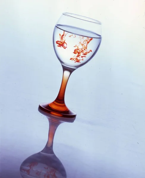 Éclaboussure Rouge Dans Verre Eau — Photo