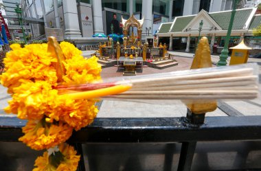 BANGKOK, THAILAND - 30 Mart 2020: Ratchaprasong Junction 'daki Erawan türbesi dilek için ibadet eden insanları kapattı. Çünkü korona virüsü Bangkok 'un başkenti Tayland' da yayıldı..