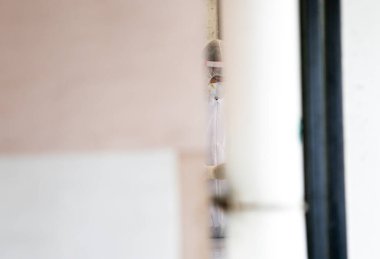 Sağlık personeli korona virüsü koruması takıyor.