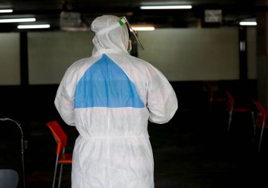 Sağlık personeli korona virüsü koruması takıyor.