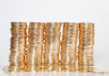 Beyaz arkaplanda merdiven şeklinde altın sikkeler