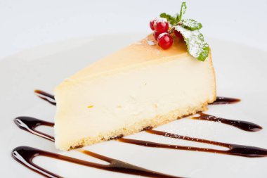 Tabakta bir parça cheesecake
