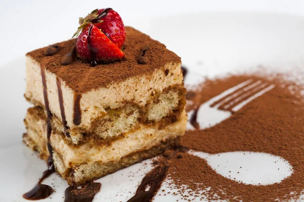 En bit tiramisu på en tallrik — Stockfoto