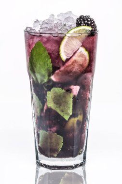 Bir bardak Mojito Blackberry kokteyli.