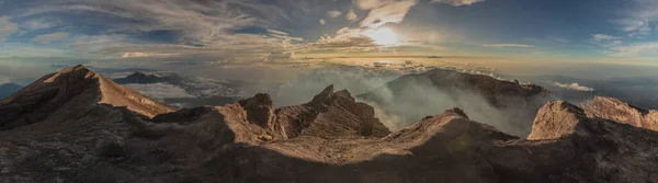 Východ slunce na vrcholu sopky Agung. panoramatický — Stock fotografie