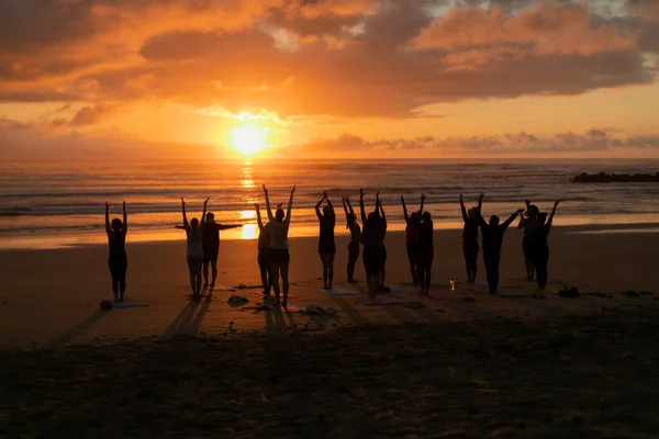 Pessoas fazendo ioga por do sol — Fotografia de Stock