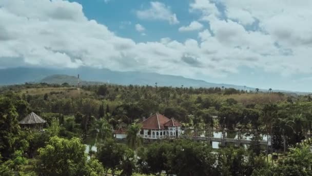Taman Ujung. waterpaleis op Bali. Indonesië. Timelapse hyperlapse 4k — Stockvideo