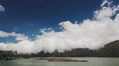 Batur Gölü Kintamani Bali. Endonezya 'da. Bulutlar Zaman Hızı 4k hızında hareket ediyor