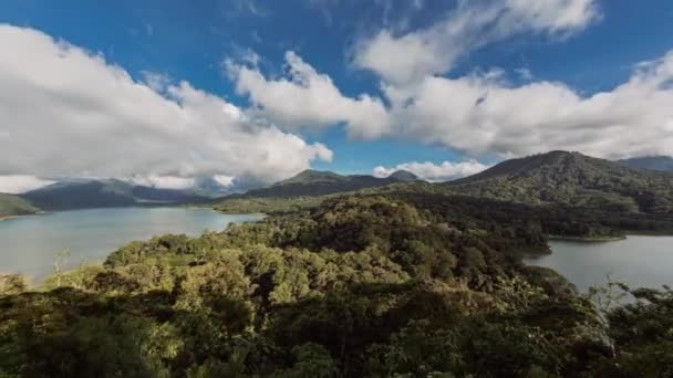 Buyan Tamblingan Lakes na Bali. Indonésie. mraky se pohybují Časová prodleva 4k — Stock video