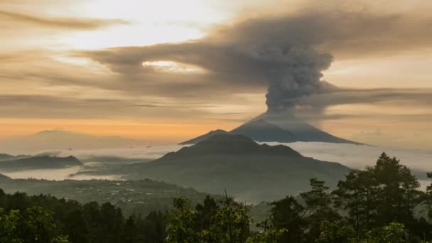 Eruzione del vulcano Agung Indonesia kintamani. iperlasso timelapse 4k bali — Video Stock