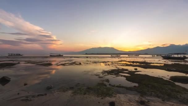 Zonsopgang op Gili eiland. Een lombok. Indonesië. wolken verplaatsen Timelapse hyperlapse 4k — Stockvideo