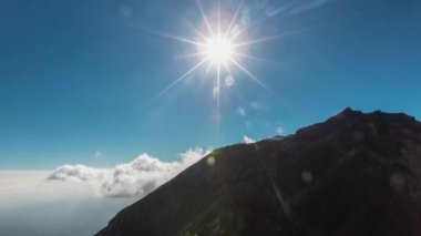 Bali Endonezya 'da Agung volkanı zirvesinde. Zaman ayarlı hiperlapse 4k bali