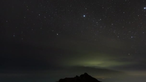 Notte in cima al vulcano Agung in nuvole Bali. iperlasso timelapse 4k bali — Video Stock