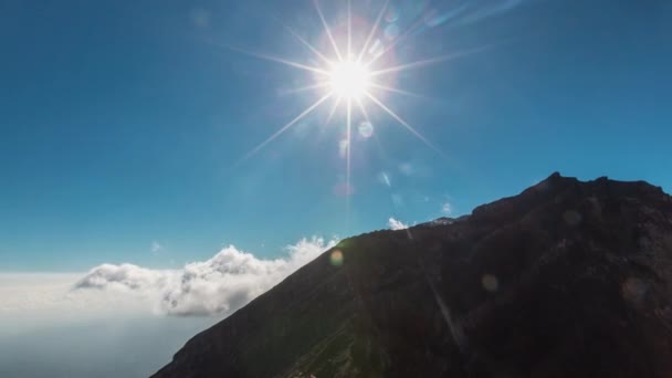 Cima del vulcano Agung in nuvole Bali Indonesia. iperlasso timelapse 4k bali — Video Stock