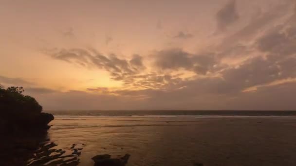 Zonsopgang in Nusa Dua. Bali. Indonesië. wolken verplaatsen Timelapse hyperlapse 4k — Stockvideo