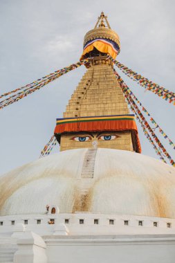 Kathmandu 'daki Bodnath Stupa. Nepal 'in başkenti. Bayraklı gözler