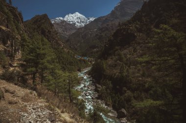 Everest ana kampı yürüyüş yapıyor. Nepal 'deki yüksek dağlar. yüksek rakımlı manzara