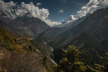 Everest ana kampı yürüyüş yapıyor. Nepal 'deki yüksek dağlar. yüksek irtifa vadisi