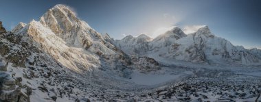 Everest ana kampı yürüyüş yapıyor. Nepal 'deki yüksek dağlar. yüksek rakımlı manzara