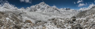 Everest ana kampı yürüyüş yapıyor. Nepal 'deki yüksek dağlar. yüksek rakımlı manzara