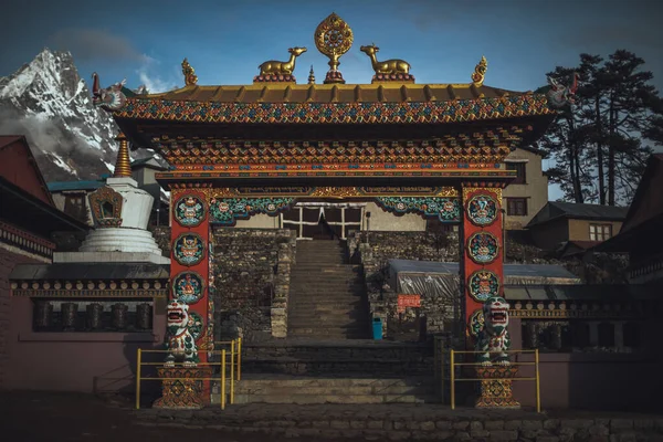 Everest ana kampı yürüyüş yapıyor. Yüksek dağlar Nepal. Nepal manastırına açılan kapı.