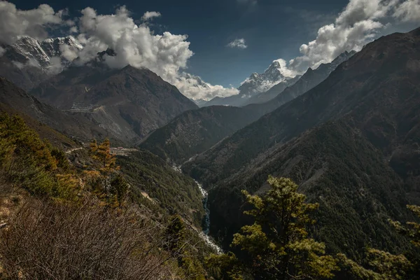 Everest alaptábor túrázás. magas hegyek Nepálban. magas tengerszint feletti magasság — Stock Fotó