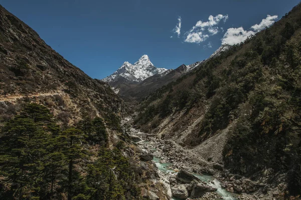 Everest base camp trekking. high mountains in Nepal. high altitude landscape — Stock Photo, Image