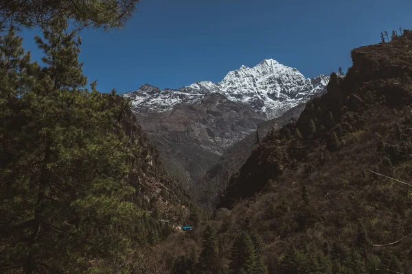 Caminhada no acampamento base do Everest. altas montanhas no Nepal. paisagem de alta altitude — Fotografia de Stock