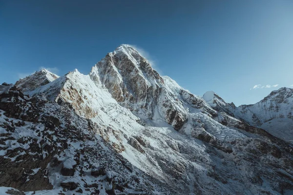 Everest ana kampı yürüyüş yapıyor. Nepal 'deki yüksek dağlar. yüksek rakımlı manzara
