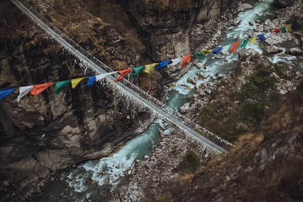 Everest ana kampı yürüyüş yapıyor. Geleneksel Nepal köprüsü. Yüksek irtifa manzarası.