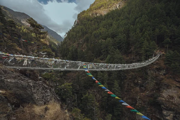 Everest alaptábor túrázás. hagyományos nepalese híd.nagy magasságú táj — Stock Fotó