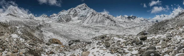 Everest base camp trekking. high mountains in Nepal. high altitude landscape — Stock Photo, Image