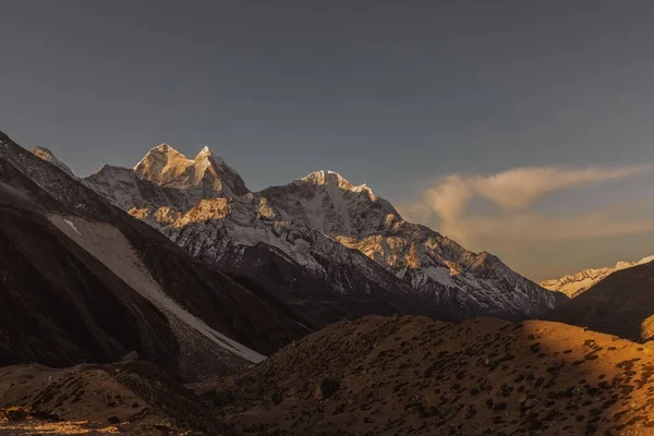 Everest alaptábor túrázás. magas hegyek Nepálban. magaslati táj — Stock Fotó