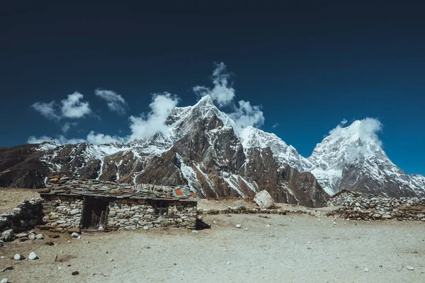Caminhada no acampamento base do Everest. altas montanhas no Nepal. casa de campo — Fotografia de Stock