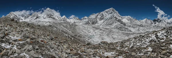 Everest ana kampı yürüyüş yapıyor. Nepal 'deki yüksek dağlar. yüksek rakımlı manzara