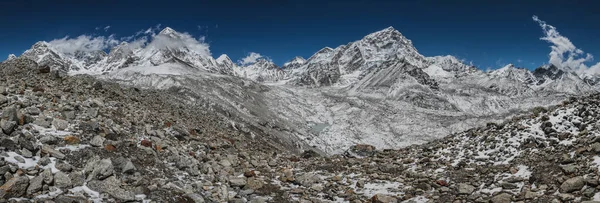 Everest base camp trekking. high mountains in Nepal. high altitude landscape — Stock Photo, Image