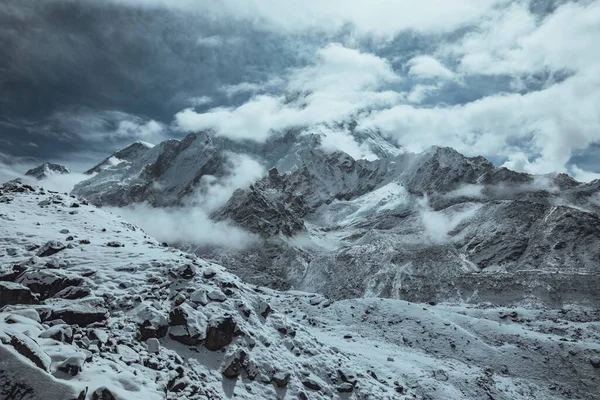 Everest base camp trekking. high mountains in Nepal. high altitude landscape — Stock Photo, Image