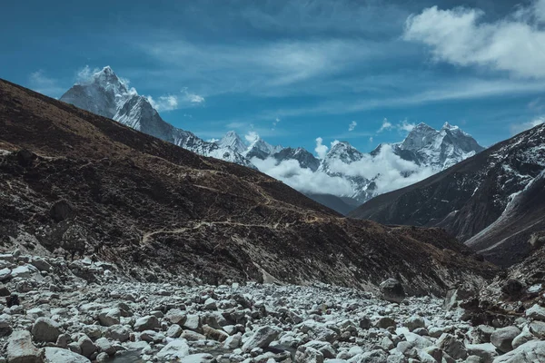 Everest base camp trekking. high mountains in Nepal. high altitude landscape — Stock Photo, Image