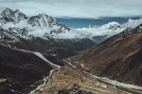 Everest basläger vandring. höga berg i Nepal. hög höjd landskap — Stockfoto