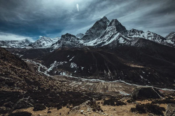 Everest ana kampı yürüyüş yapıyor. Nepal 'deki yüksek dağlar. yüksek rakımlı manzara
