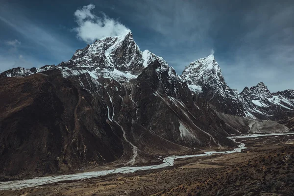 Everest basiskamp trekking. hoge bergen in Nepal. hoogtelandschap — Stockfoto