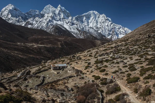 Everest ana kampı yürüyüş yapıyor. Nepal 'deki yüksek dağlar. yüksek rakımlı manzara — Stok fotoğraf