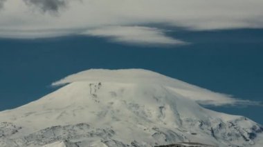 Elbrus Dağı. Kafkas dağları. Bulutlar Zaman Hızı 'nı hareket ettiriyor
